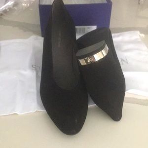 New Stuart Weitzman black sued heels. Excellent condition